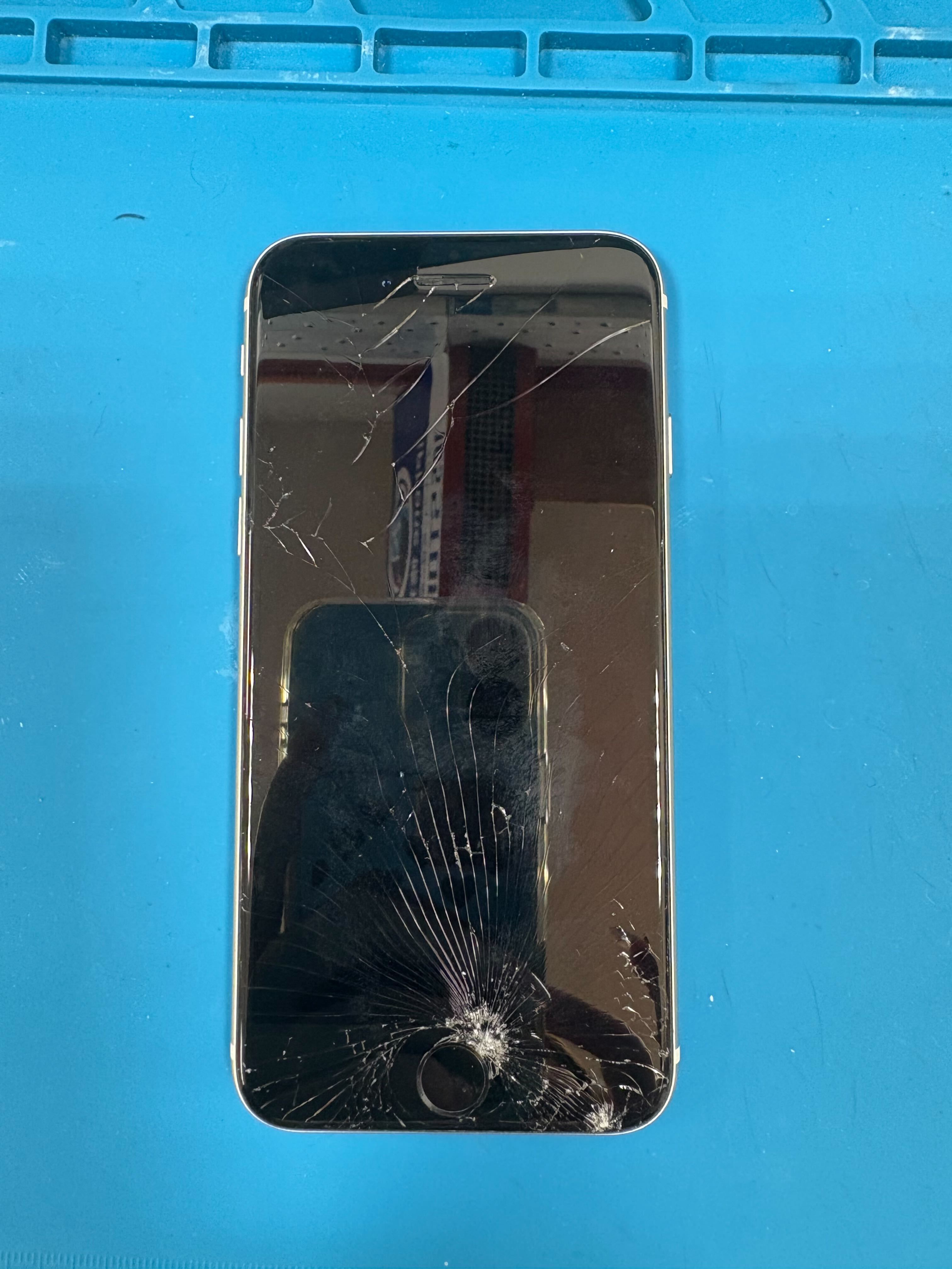 iPhoneSE3 画面割れ📱 画面交換【イオン豊橋南】